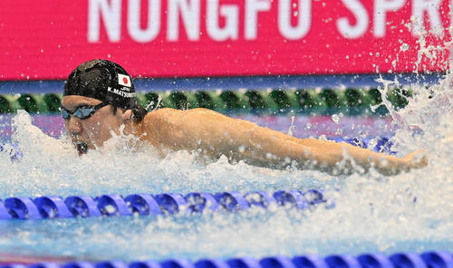 世界水泳2023福岡大会第16日　男子100メートルバタフライ決勝で力泳する松元克央（撮影・岩下翔太）