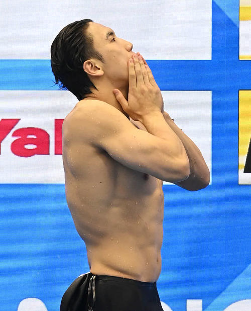 世界水泳2023福岡大会第16日　男子100メートルバタフライ決勝、6着となった松元克央は悔しそうな表情で引き揚げる（撮影・岩下翔太）