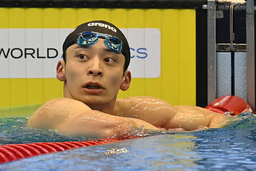 世界水泳2023福岡大会第16日　男子50メートル背泳ぎ準決勝、タイムを確認する入江陵介（撮影・岩下翔太）