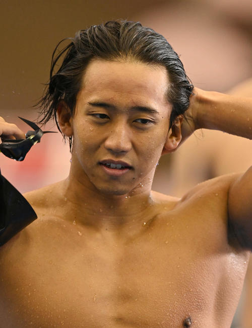 世界水泳2023福岡大会第16日　男子50メートル背泳ぎ準決勝を終えて引き揚げる川本武史（撮影・岩下翔太）