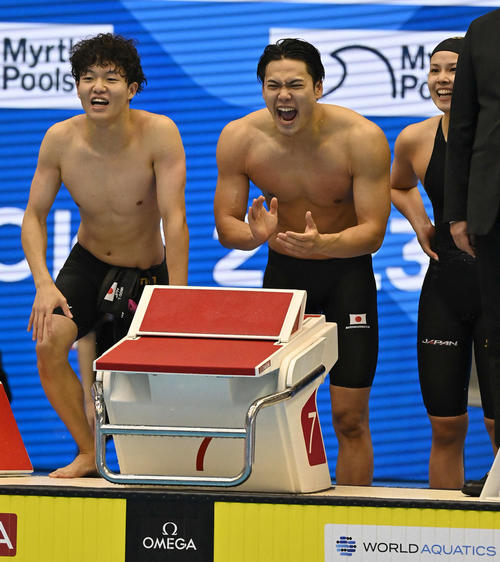 世界水泳2023福岡大会第16日　混合4×100メートルリレー決勝、第4泳者の神野ゆめに声援を送る、左から五味智信、中村克、池本凪沙（撮影・岩下翔太）