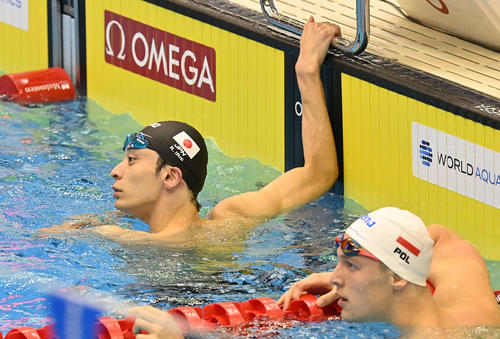世界水泳2023福岡大会第16日　男子50メートル背泳ぎ予選、タイムを確認する入江陵介（撮影・岩下翔太）
