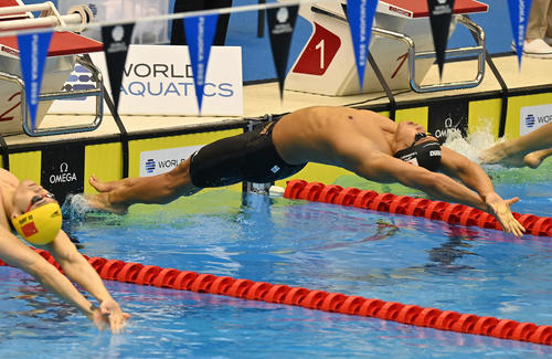 世界水泳2023福岡大会第16日　男子50メートル背泳ぎ予選、スタートをきる川本武史（撮影・岩下翔太）