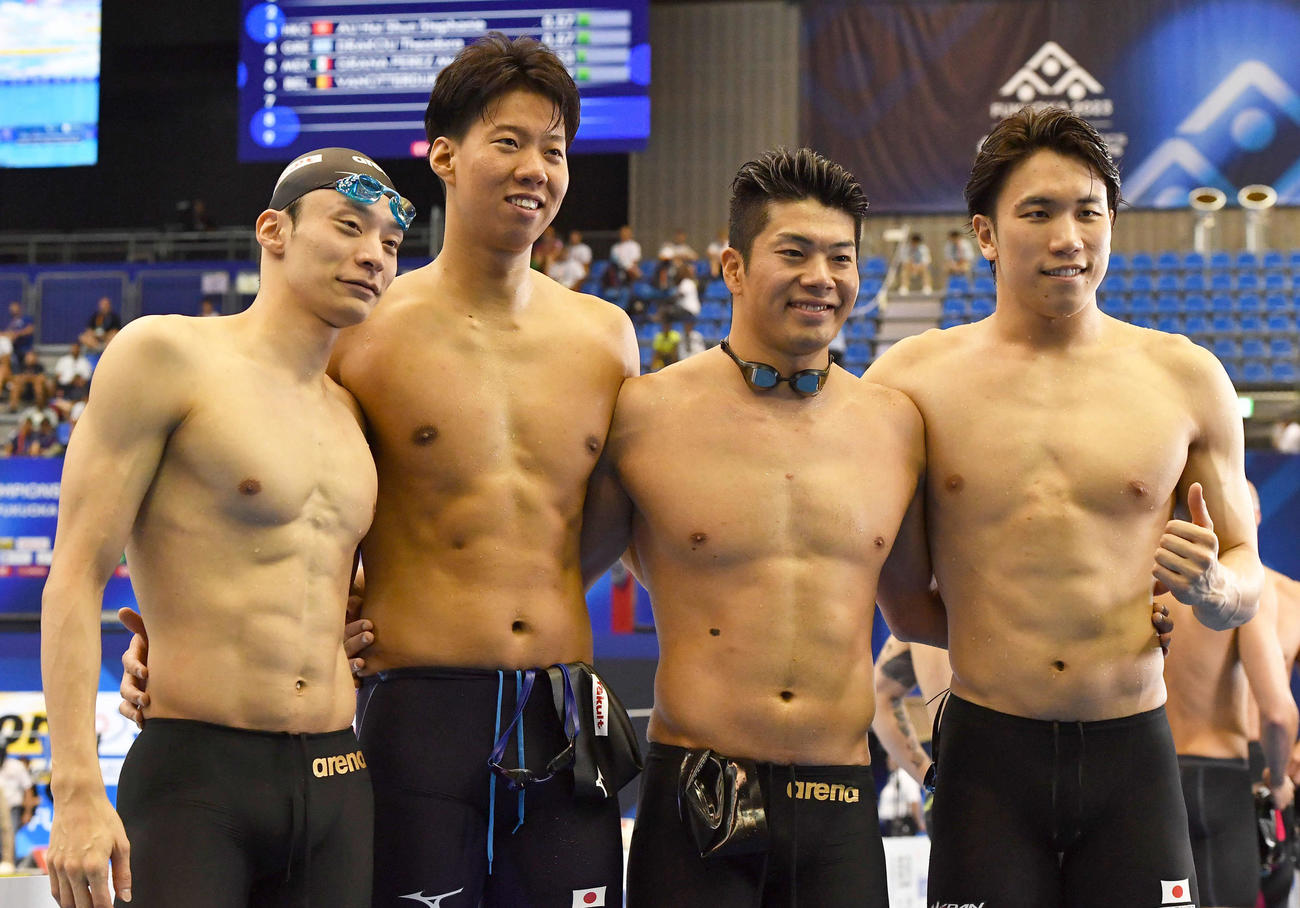 世界水泳2023福岡大会第17日　男子400メートルメドレーリレー予選、予選通過を決めて記念撮影する、左から入江陵介、渡辺一平、水沼尚輝、松元克央（撮影・岩下翔太）