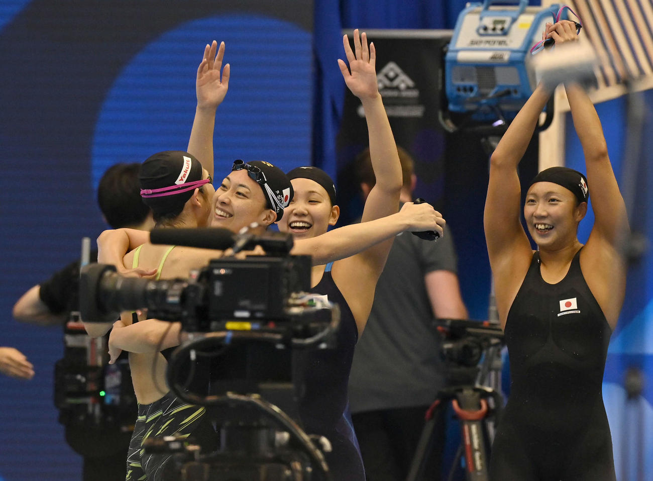世界水泳2023福岡大会第17日　女子4×100メートルメドレーリレー決勝を終え、池江璃花子（左端）に笑顔で抱きつく鈴木聡美（左から2人目）、後方左は白井璃緒、同右は相馬あい（撮影・岩下翔太）
