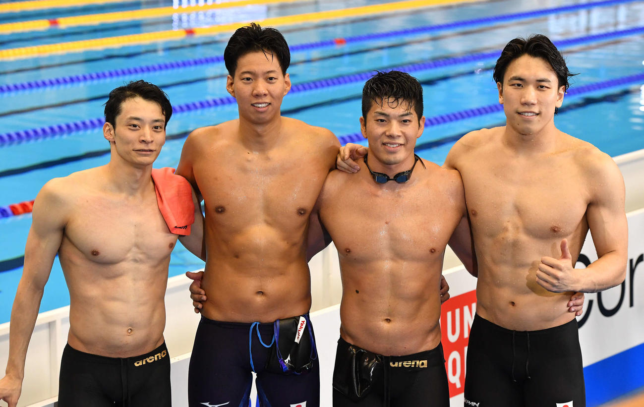 世界水泳2023福岡大会第17日　男子4×100メートルメドレーリレー決勝を終えて記念撮影する、左から入江陵介、渡辺一平、水沼尚輝、松元克央（撮影・岩下翔太）