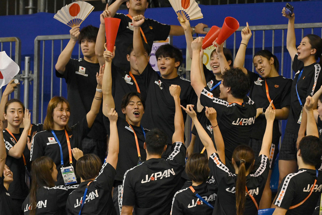 世界水泳2023福岡大会第17日　競技開始前に士気を高める日本選手団（撮影・岩下翔太）