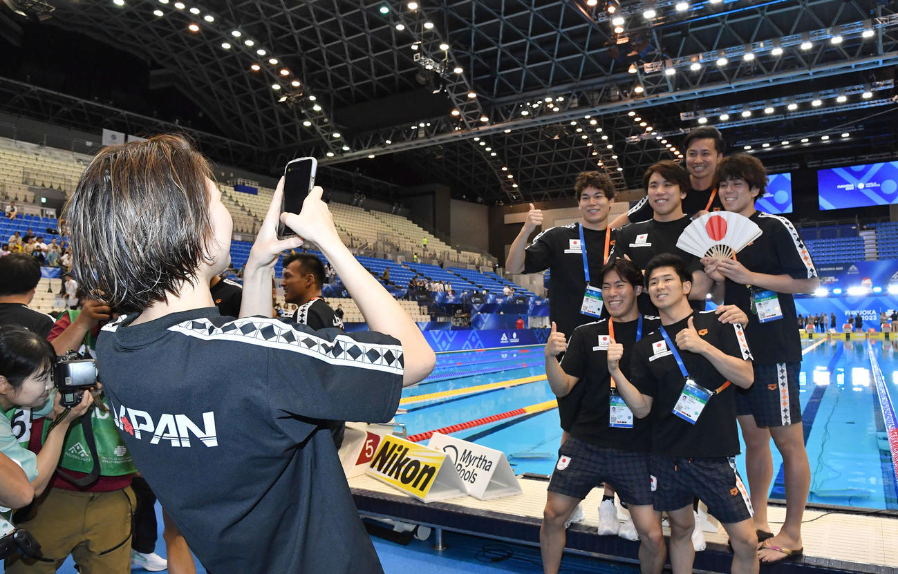 世界水泳2023福岡大会第17日　大会を終え、男子チームを撮影する池江璃花子（撮影・岩下翔太）