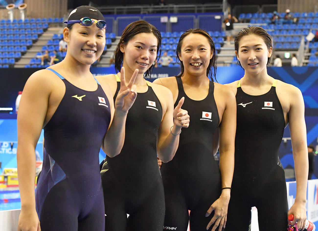 世界水泳2023福岡大会第17日　女子4×100メートルメドレーリレー予選、予選通過し笑顔で記念撮影する、左から白井璃緒、青木玲緒樹、相馬あい、池江璃花子（撮影・岩下翔太）