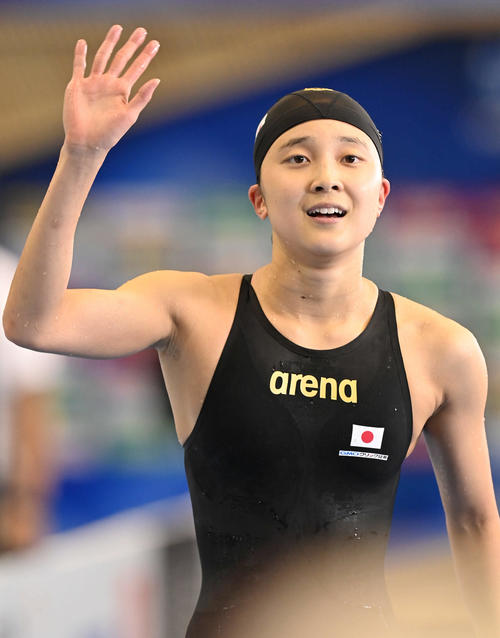 世界水泳2023福岡大会第17日　女子400メートル個人メドレー予選、予選通過した成田実生は、観客に手を振りながら引き揚げる（撮影・岩下翔太）