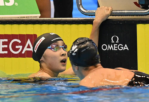 世界水泳2023福岡大会第17日　女子400メートル個人メドレー決勝、8位となった成田実生（左）、右は優勝したサマー・マッキントッシュ（撮影・岩下翔太）