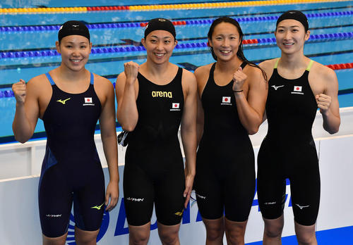 女子400メートルメドレーリレー決勝を終えて記念撮影する、左から白井、鈴木、相馬、池江（撮影・岩下翔太）