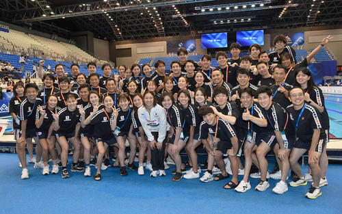 世界水泳2023福岡大会第17日　大会を終え、集合写真におさまる日本選手団（撮影・岩下翔太）