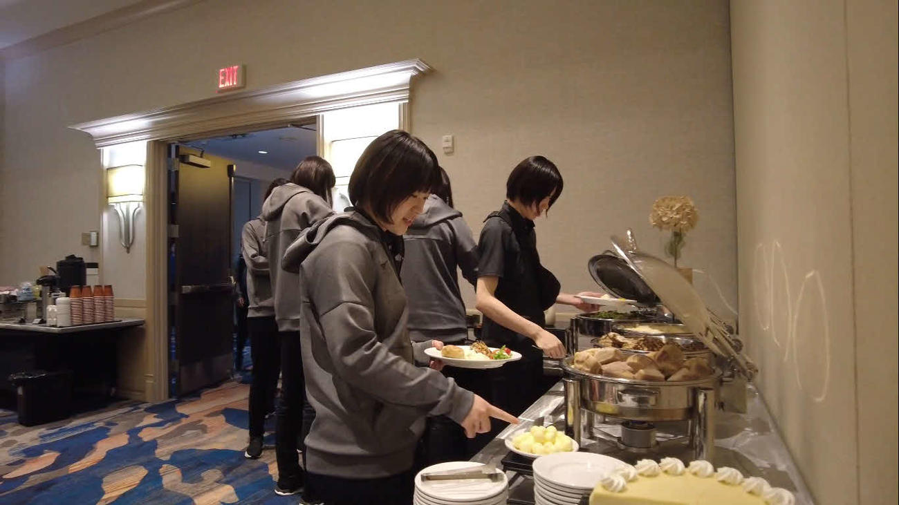 米国で夕食を楽しむ福留（C）JVA