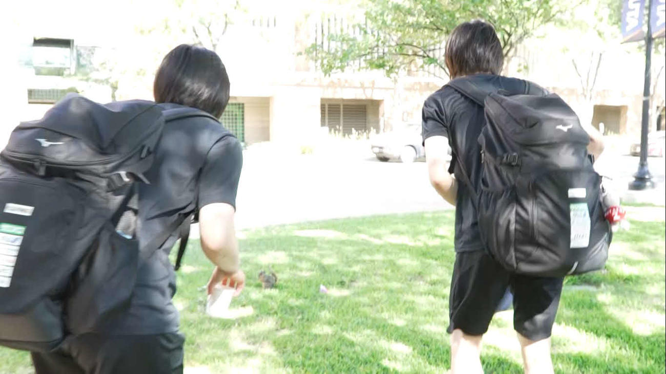 野生のリスに遭遇する目黒（左）と林（C）JVA
