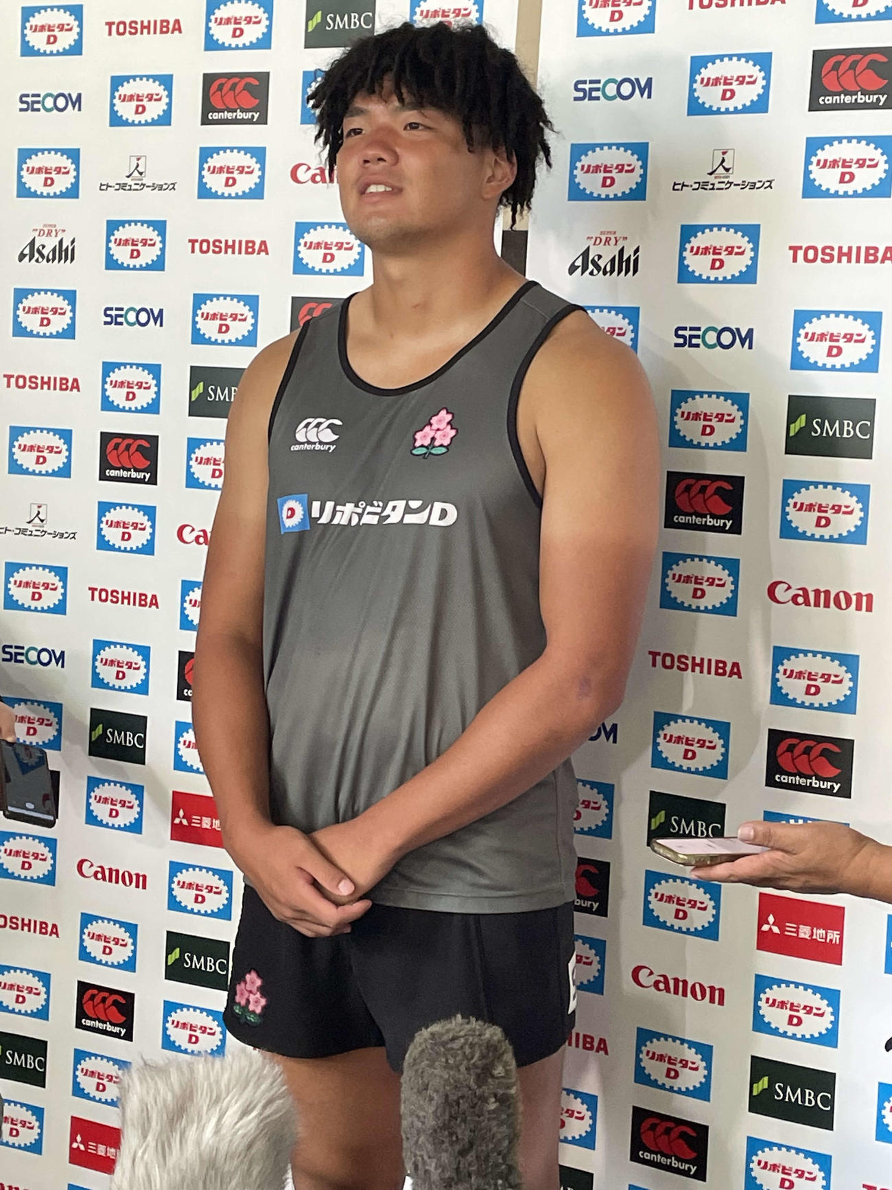 宮崎合宿の練習後に囲み取材に対応するラグビー日本代表フランカー福井翔大