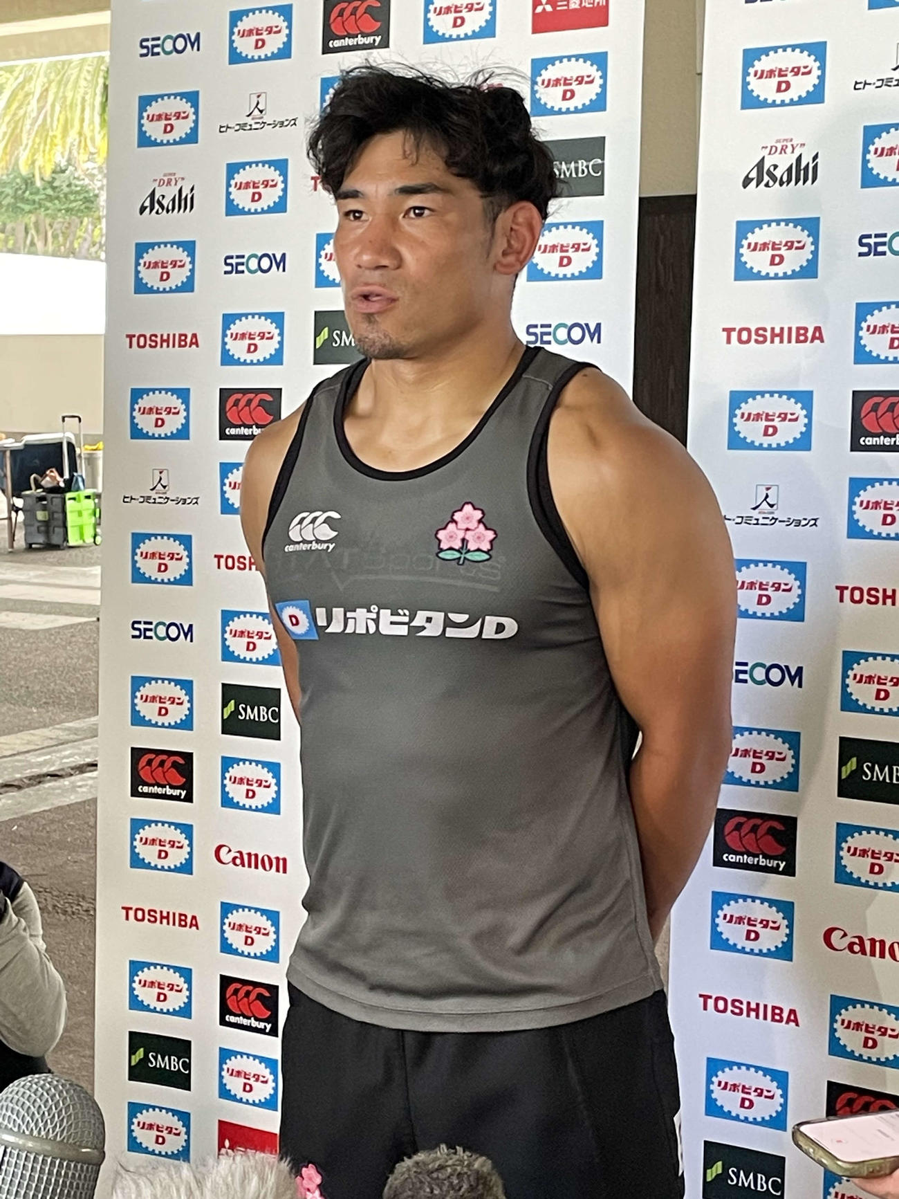 宮崎合宿の練習後に囲み取材に対応するラグビー日本代表CTB中村亮土