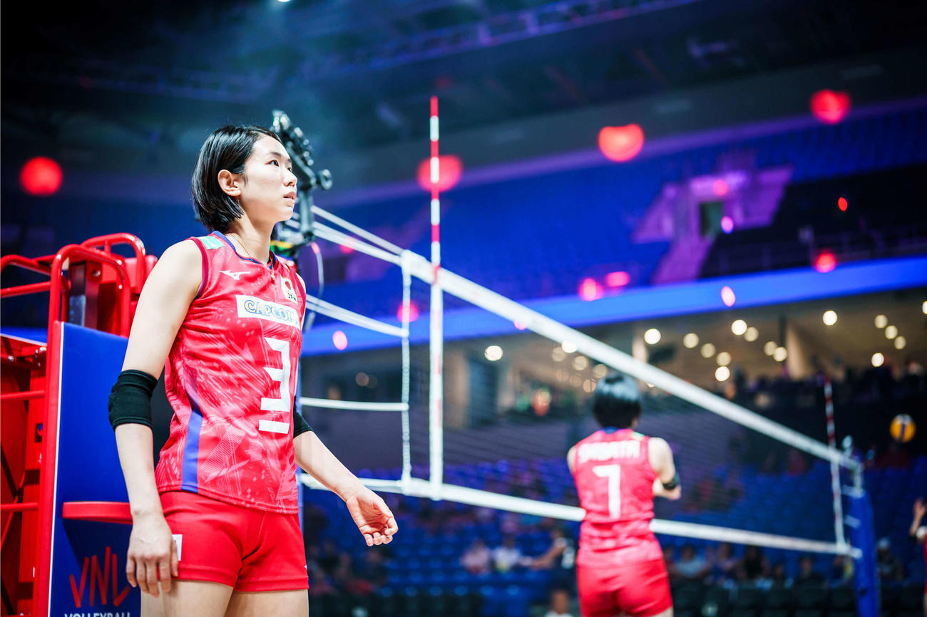 会場を見つめる古賀（C）FIVB