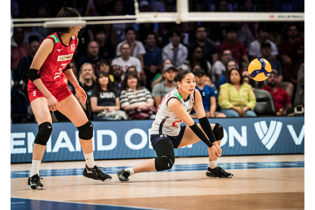 レシーブする西村（右）（C）FIVB