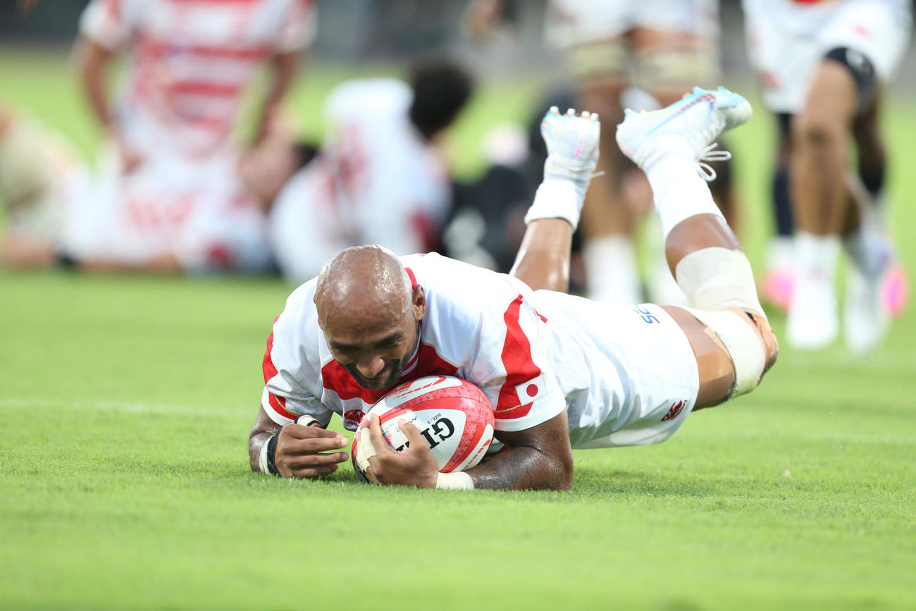 リポビタンDチャレンジカップ2023　日本代表対オールブラックス・フィフティーン　後半　トライを決める日本代表WBTマシレワ（撮影・冨田成美）
