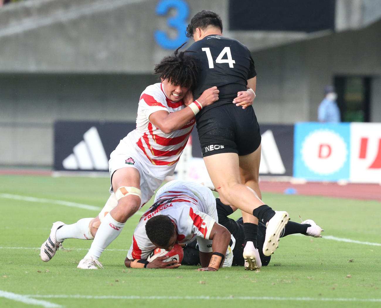 代表対オールブラックス・フィフティーン　前半、相手にタックルをする日本代表フランカー福井（左）（撮影・冨田成美）