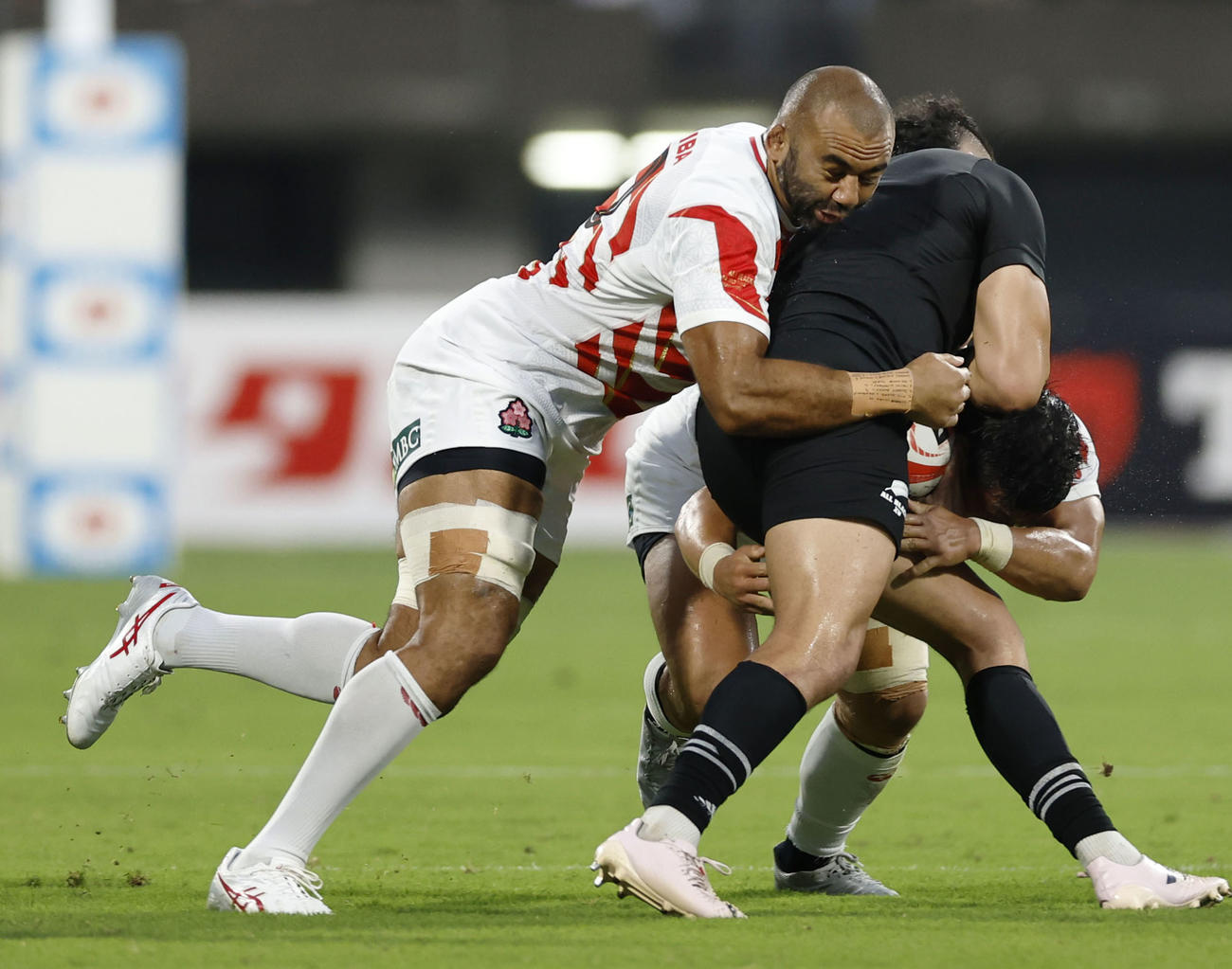 日本―オールブラックス・フィフティーン　後半、突進を阻むリーチ（左、共同）