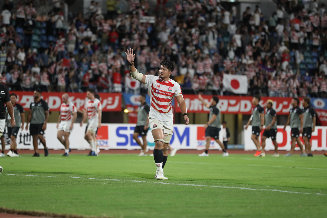 リポビタンDチャレンジカップ2023　日本代表対オールブラックス・フィフティーン　試合終了後ファンに手を振る日本代表NO8姫野（撮影・冨田成美）