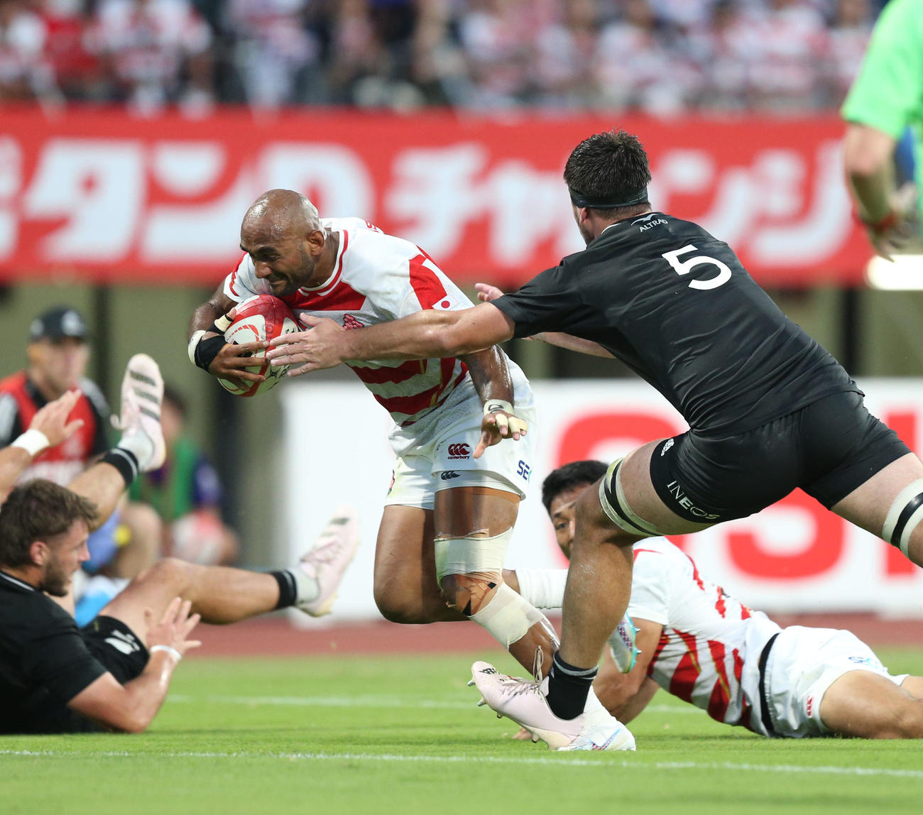 リポビタンDチャレンジカップ2023　日本代表対オールブラックス・フィフティーン　後半　タックルをかわす日本代表WBTマシレワ（撮影・冨田成美）