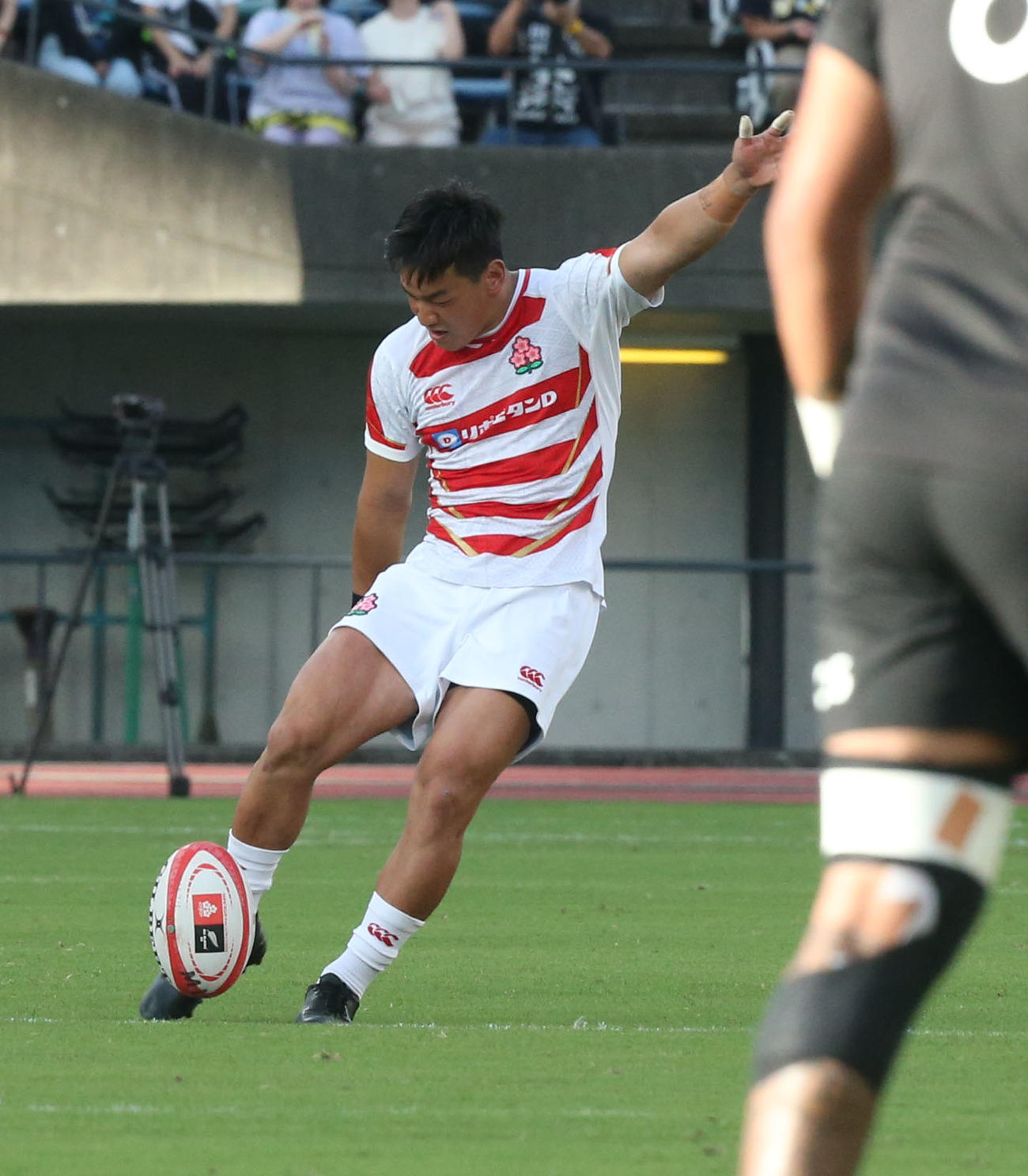 リポビタンDチャレンジカップ2023　日本代表対オールブラックス・フィフティーン　前半ボールを蹴るSO李（撮影・冨田成美）