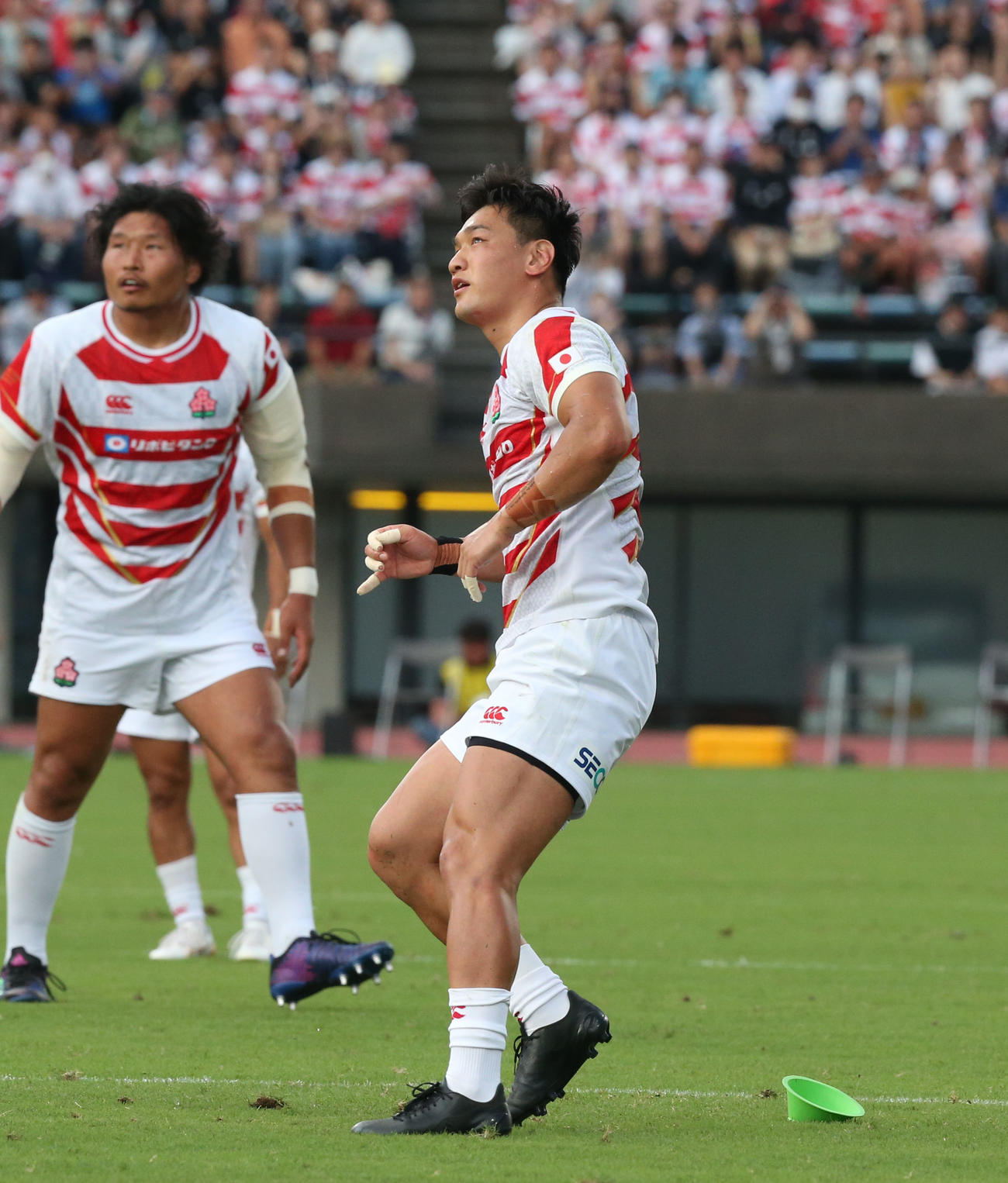 リポビタンDチャレンジカップ2023　日本代表対オールブラックス・フィフティーン　前半ゴールキックを決めたSO李（右）、左はプロップ稲垣（撮影・冨田成美）