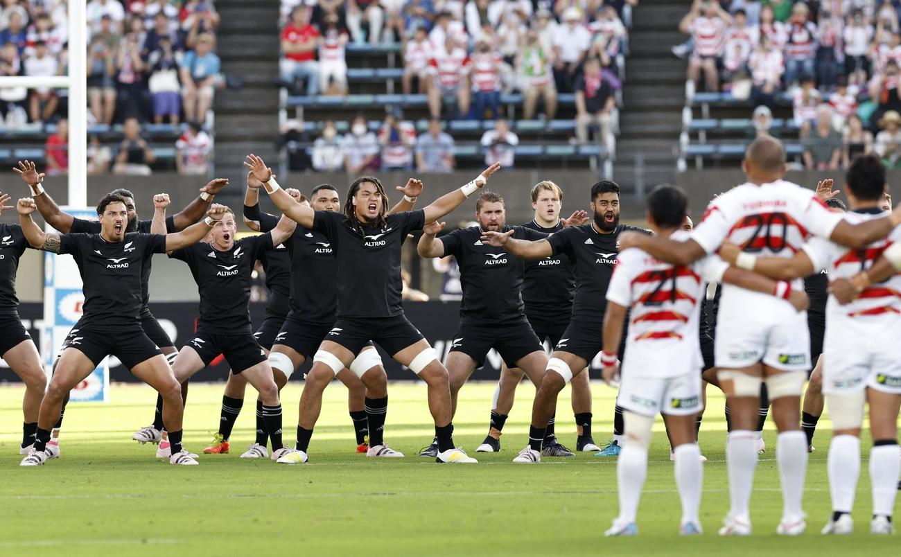 日本戦を前に「ハカ」を披露するオールブラックス・フィフティーン（共同）