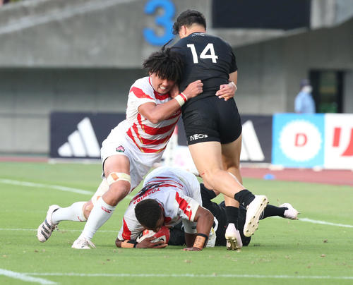 代表対オールブラックス・フィフティーン　前半、相手にタックルをする日本代表フランカー福井（左）（撮影・冨田成美）