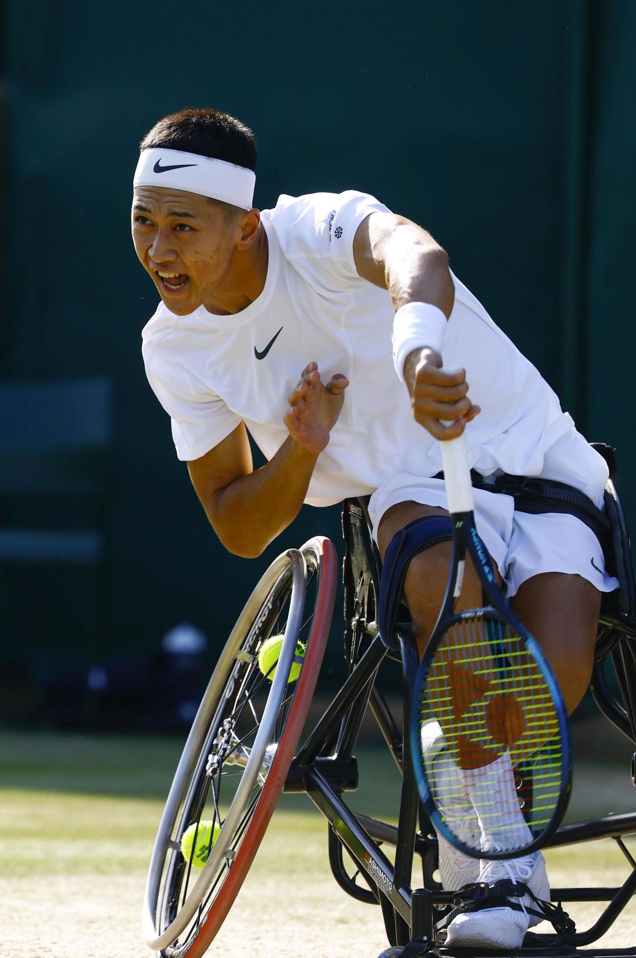 車いすの部男子シングルス1回戦でプレーする小田凱人（共同）