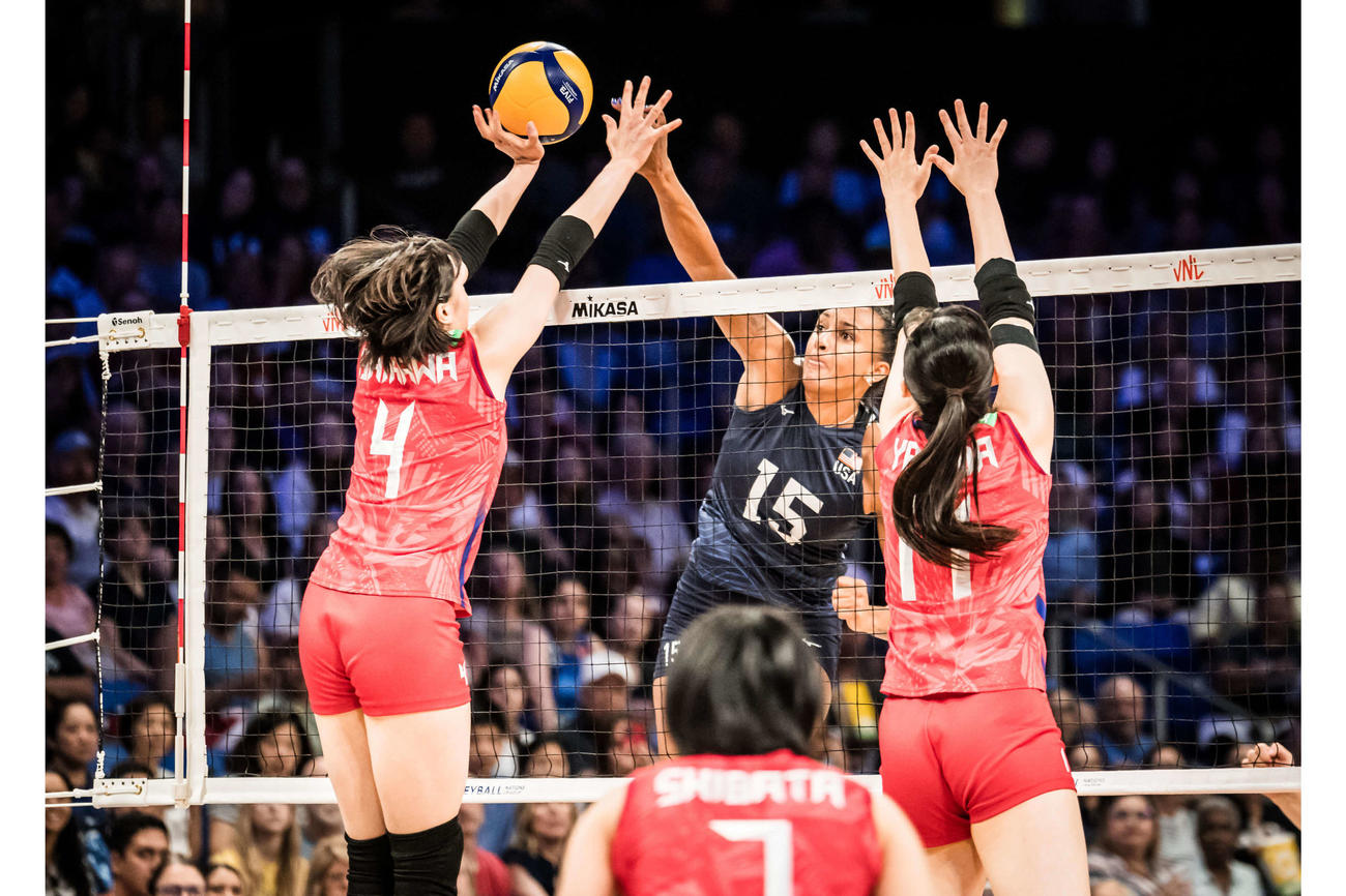 ブロックする石川（左）と山田（C）FIVB