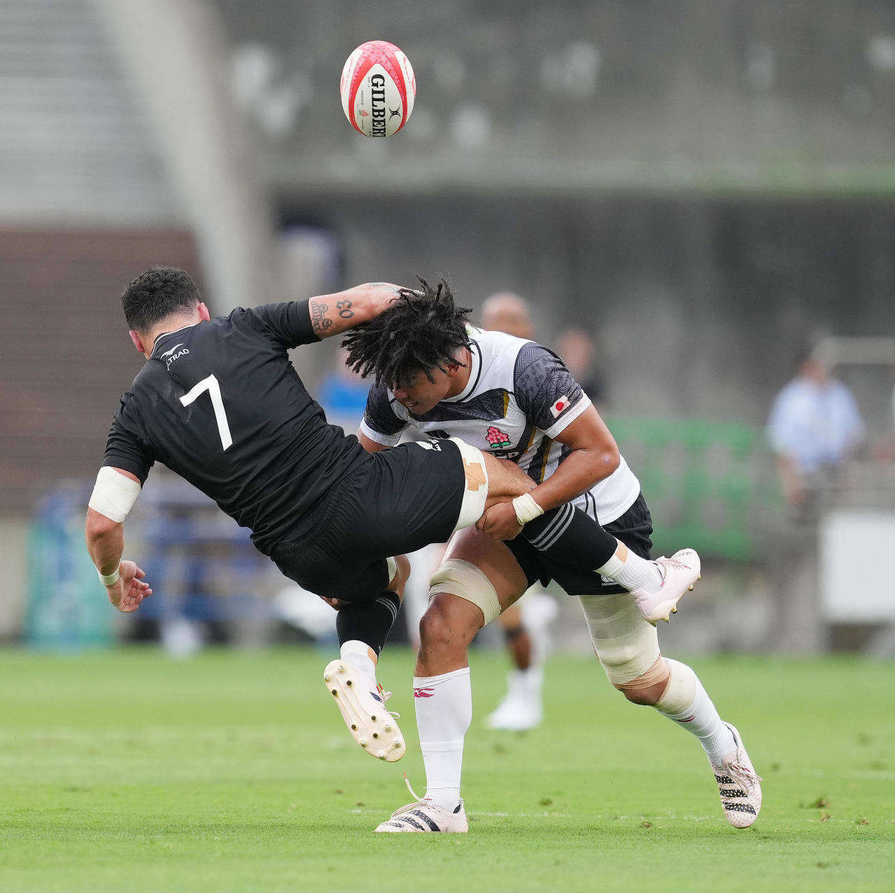JAPAN XV対オールブラックスXV　前半、相手にタックルをするFL福井（右）（撮影・菅敏）
