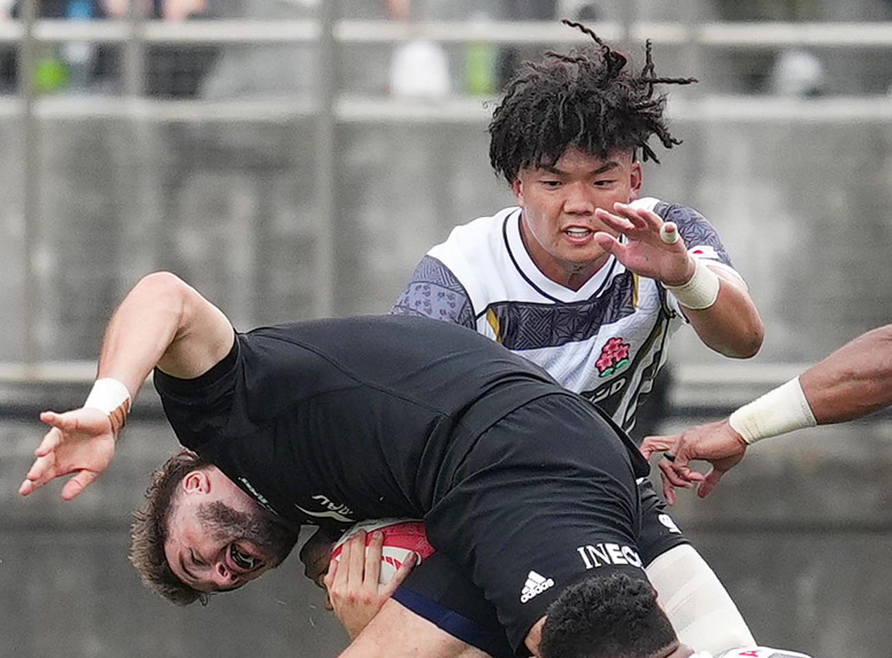 JAPAN XV対オールブラックスXV　前半、相手にタックルをするFL福井翔大（右）（撮影・菅敏）
