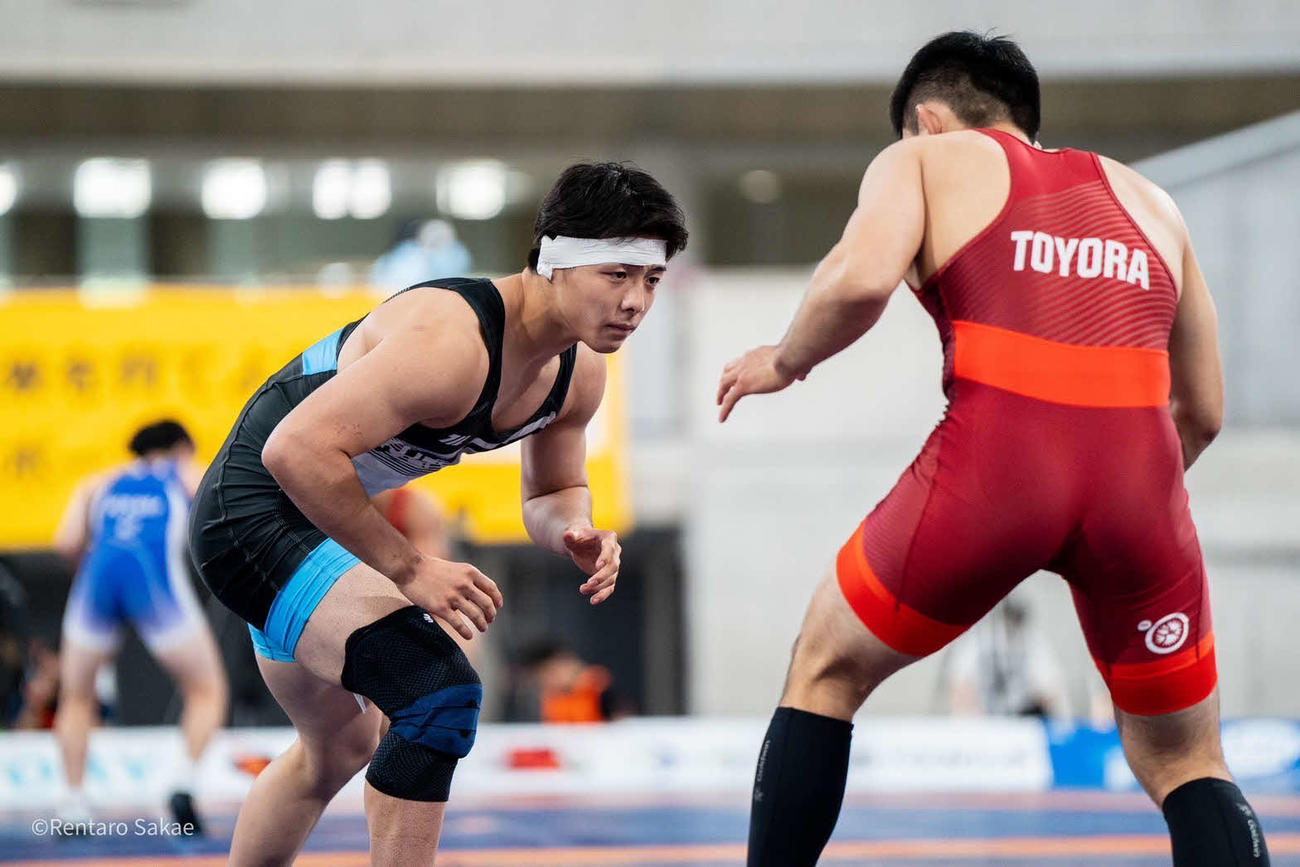 初の国際大会に出場する本名（左）。パワフルなレスリングで上位を狙う（提供＝栄廉太郎）