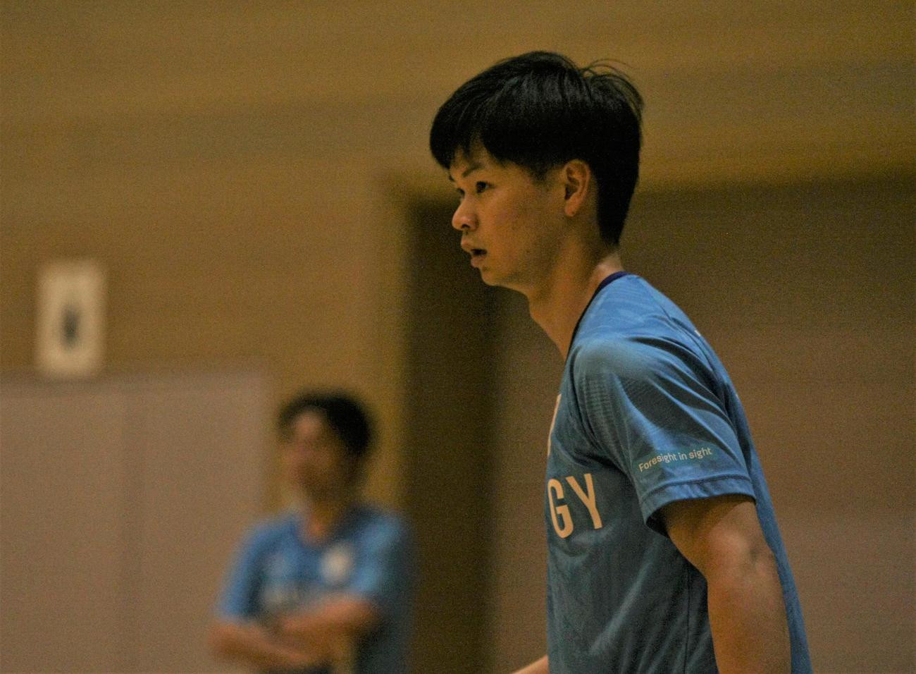 公開練習で汗を流すバドミントン男子の渡辺（撮影・藤塚大輔）