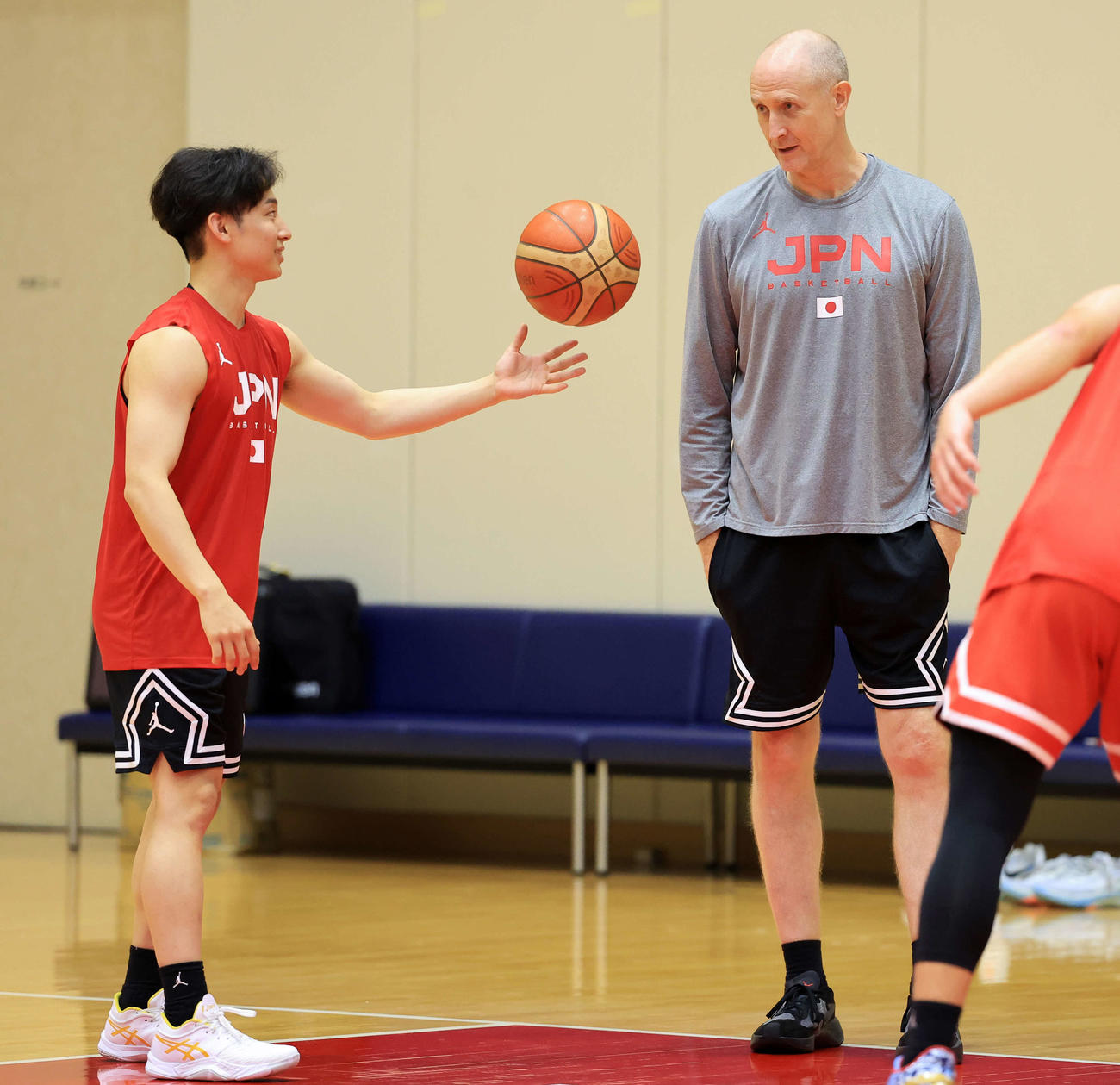 バスケット男子日本代表チーム合宿で、ホーバス監督（右）と話しながら練習する河村（撮影・浅見桂子）