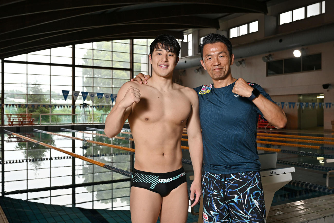 練習後、指導を受ける加藤コーチ（右）とガッツポーズする瀬戸（撮影・滝沢徹郎）
