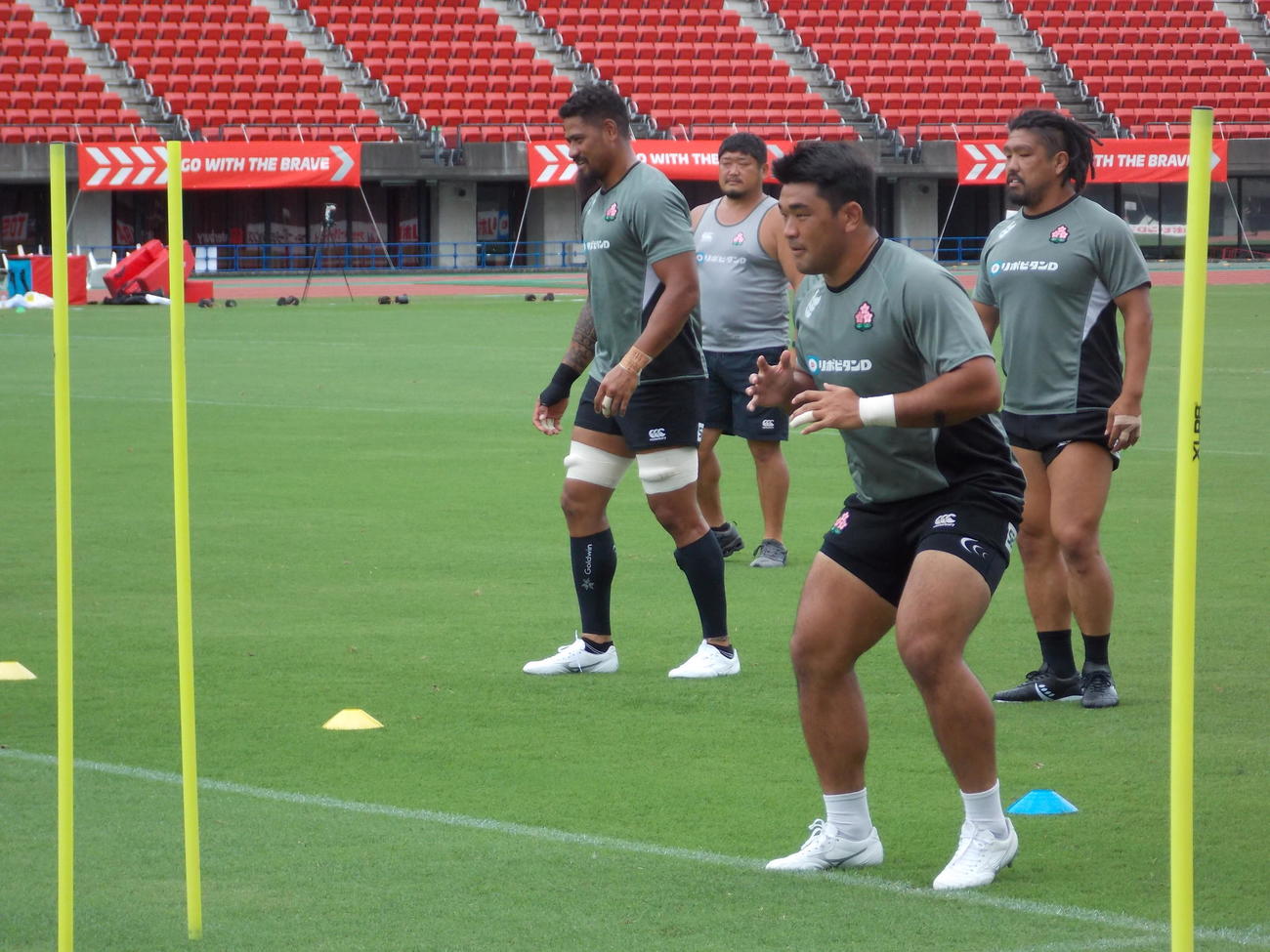 15日オールブラックスXV戦への前日調整で汗を流す日本代表プロップ具智元（右から2人目）（撮影・松本航）