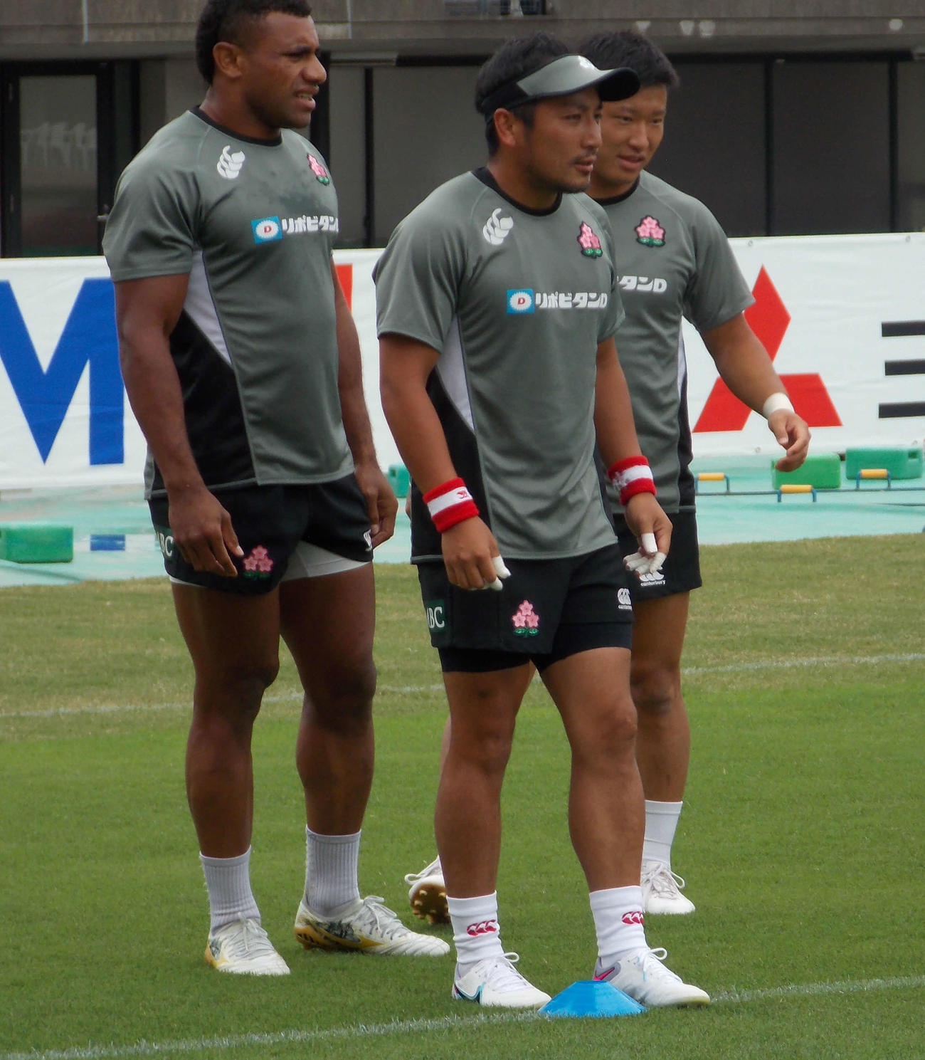 15日オールブラックスXV戦への前日調整で汗を流す日本代表の左からWTBジョネ・ナイカブラ、SH流大と斎藤直人（撮影・松本航）