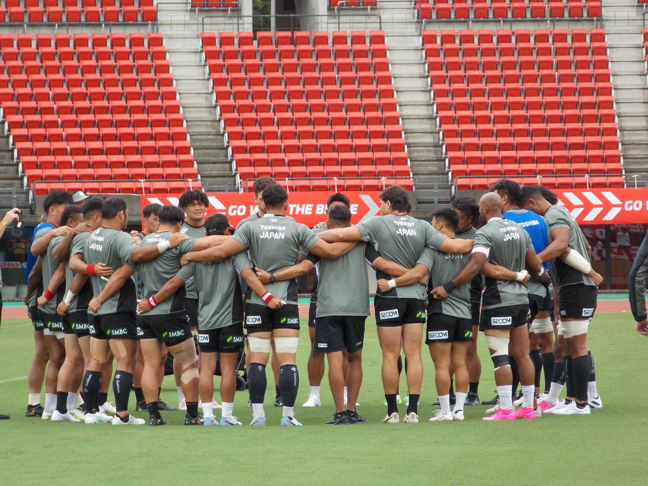 15日オールブラックスXV戦への前日調整で円陣を組む日本代表（撮影・松本航）