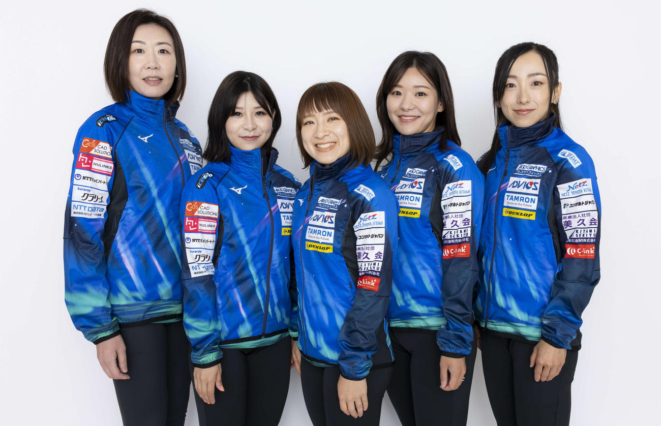 新シーズン開幕会見に臨んだ、左から石崎、吉田夕、鈴木、吉田知、藤沢（ロコ・ソラーレ提供）