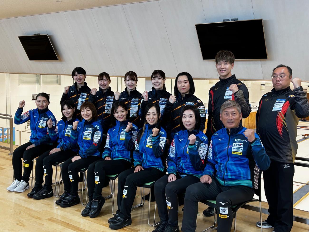 新シーズン開幕会見に臨んだ前列左から本橋、吉田夕、鈴木、吉田知、藤沢、石崎、小野寺コーチ、後列は左からロコ・ステラ、ロコ・ソラーゴの選手たち（ロコ・ソラーレ提供）