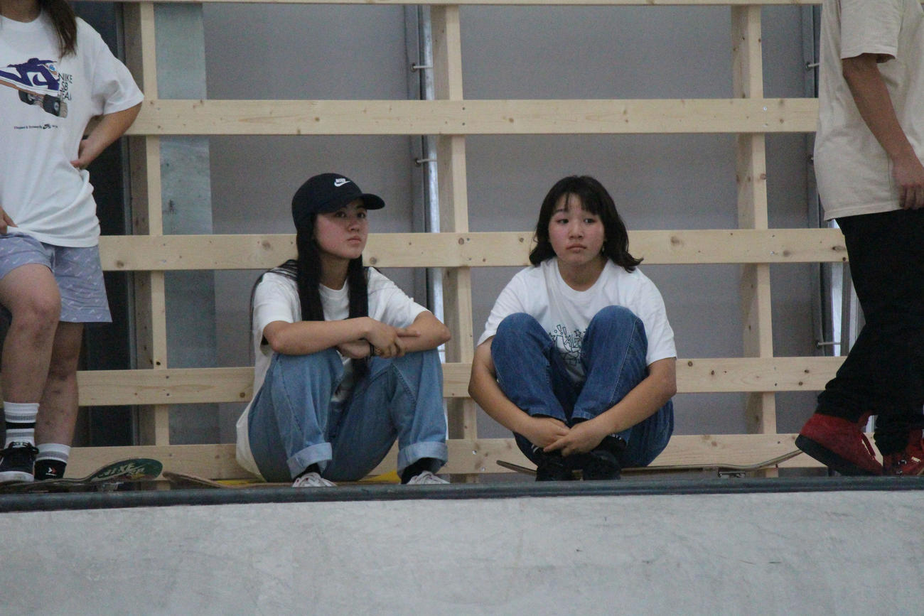 パークの滑り心地を確かめた西矢（右）と中山