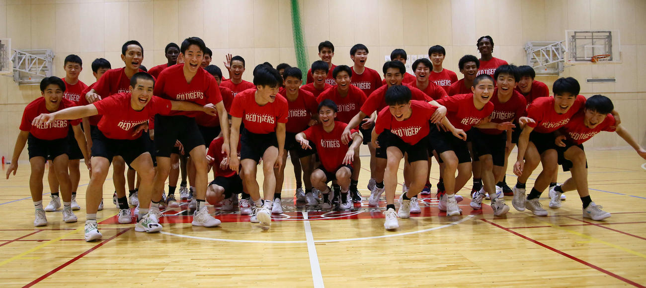 優勝に向けて飛び出す開志国際メンバー