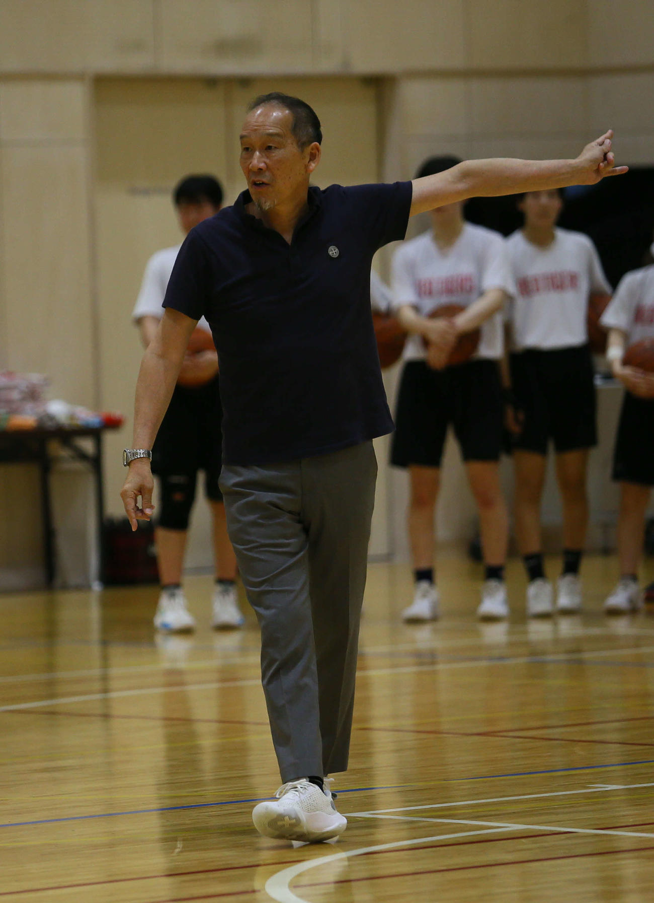 開志国際の女子を指導する西村新監督