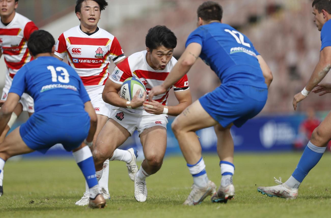 U20チャンピオンシップの11位決定戦、青のジャージーのイタリア相手に戦う日本代表（C）JRFU