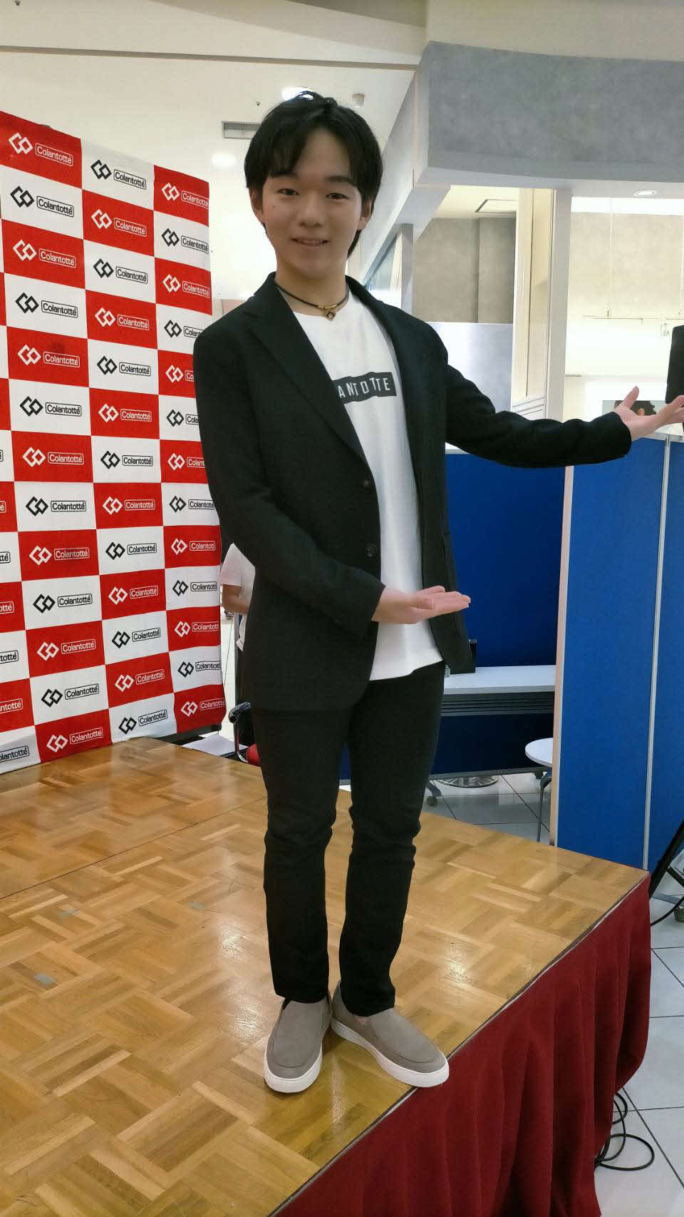 トークショー後に写真撮影に応じた鍵山